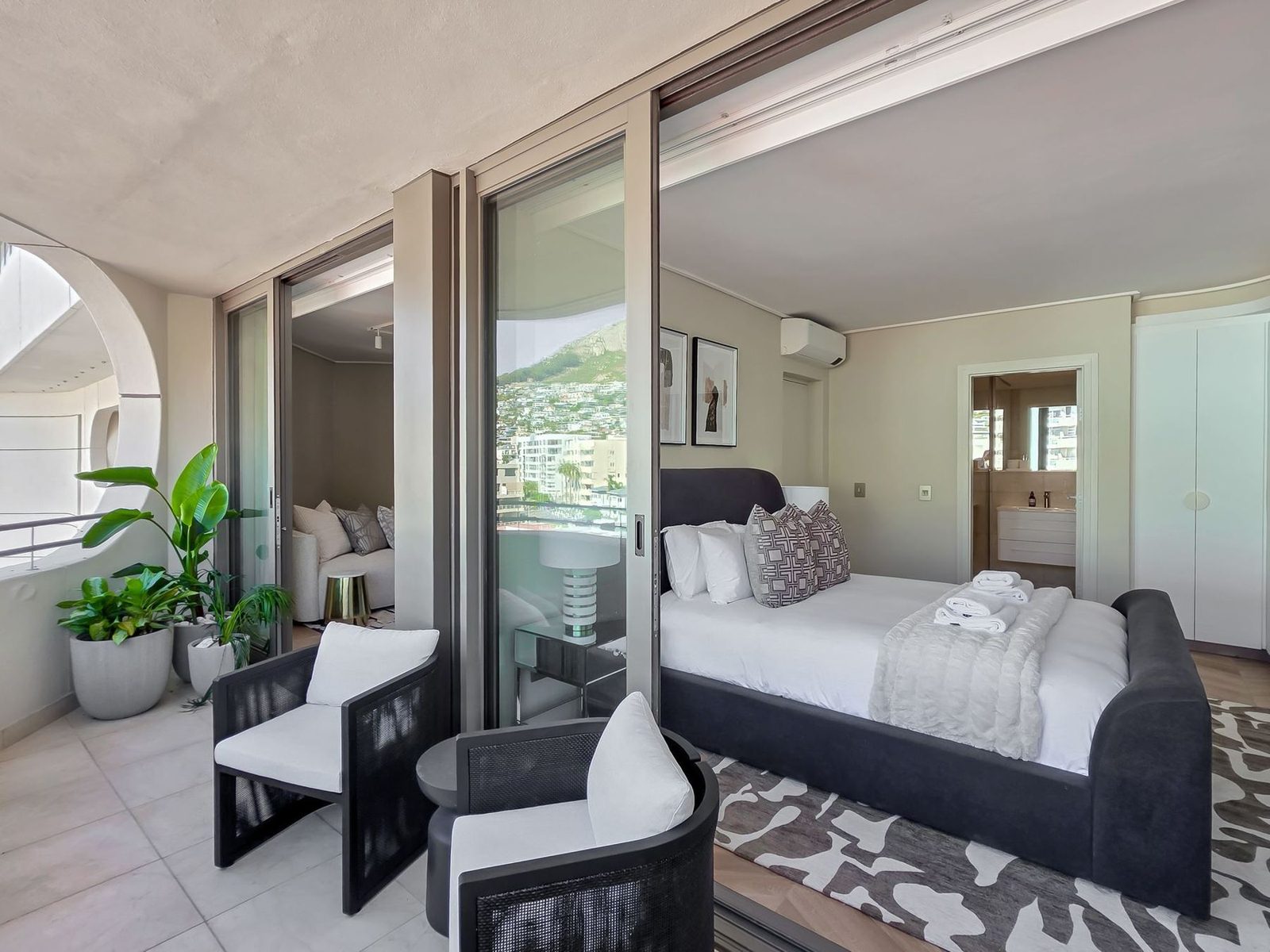 Dolce Vita, interior view 12